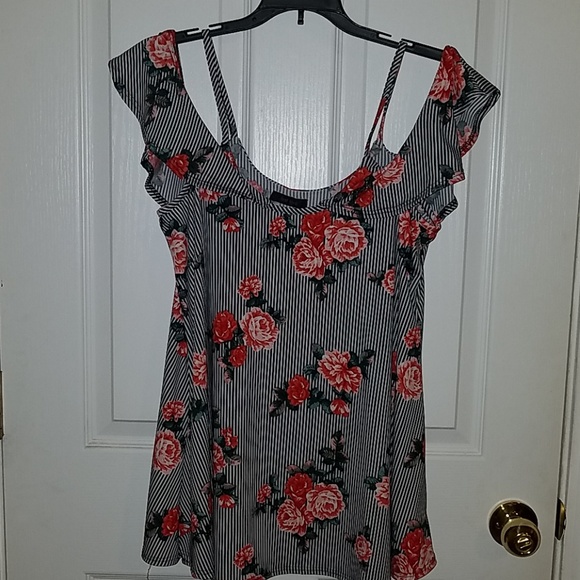 Tops - 🍑 Junior's Cold Shoulder Top Size Large
